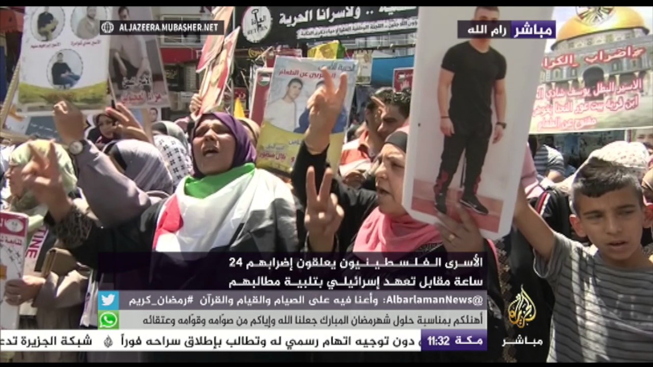 احتفالات برام الله بعد تعليق الأسرى الفلسطينيين إضرابهم لمدة 24 ساعة