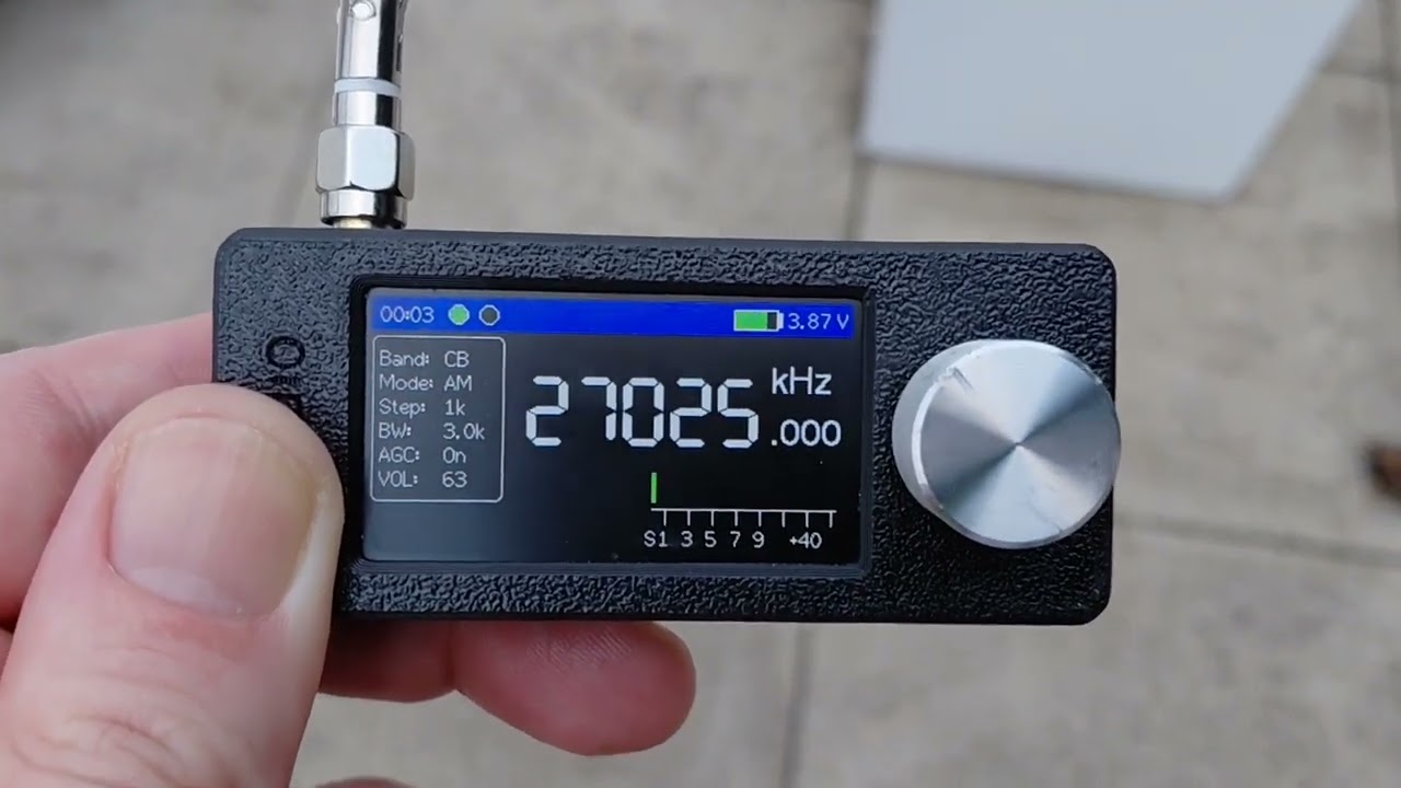 Mini SI4732 radio receiving USA Superbowl 27025 kHz in UK with whip antenna outdoors