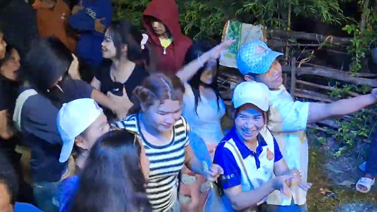 กันตรึมฟงหวิ๋นเกียรติหมู่สาม รถแห่สุรชัยซาวด์-วงลัคกี้วาไรตี้ จอดเล่นบ้านละเวี้ย