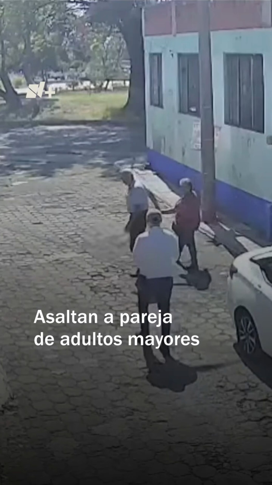 Asaltan a pareja de adultos mayores que acababan de salir del banco - N+ #Shorts
