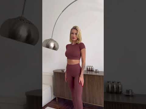 Спортивний жіночий костюм Hot з імітацією білизни для фітнесу та йоги (кроп-топ футболка + легінси) з подвійним пушап Шоколад S, видео 1