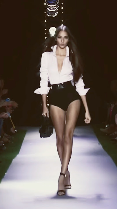 yasmin wijnaldum 😩 #yasminwijnaldum #shalomharlow #bandiquinones #runway #catwalk #horsewalk
