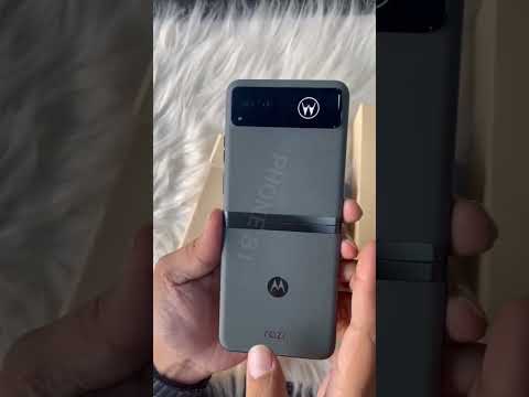 Unboxing Motorola Razr 40