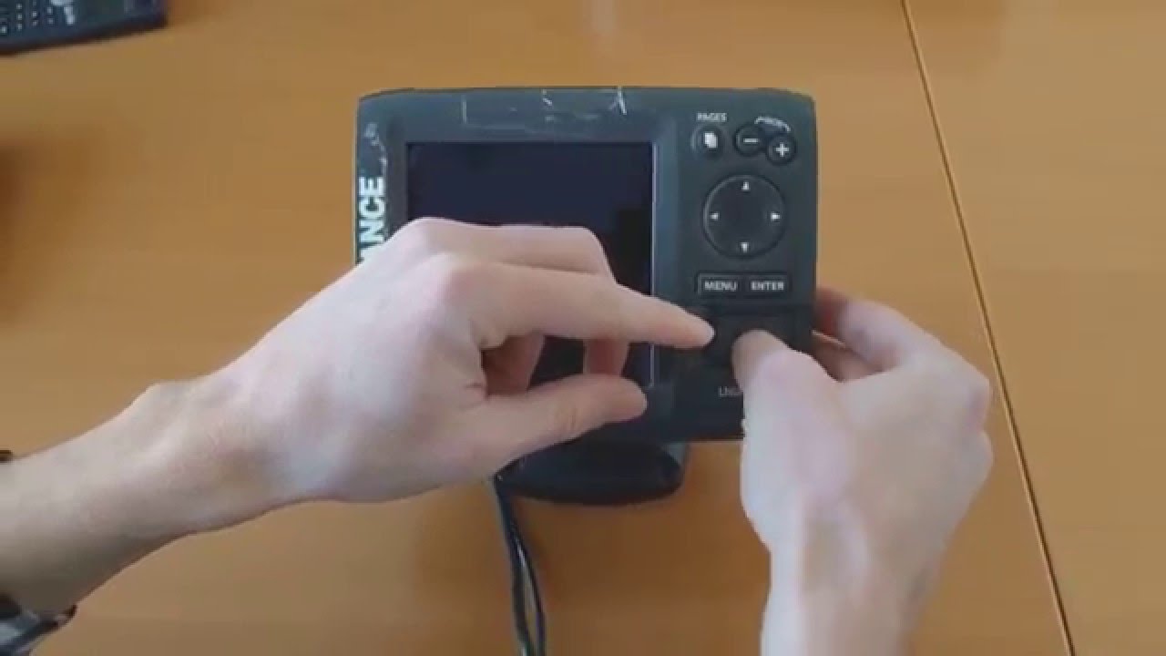 Inserting a microSD in a Lowrance Unit / Insérer une microSD dans un  appareil Lowrance 