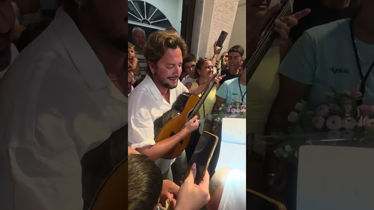 Manuel Carrasco, le dedica una canción inédita de amor a la Virgen del Mar, 25 años después.