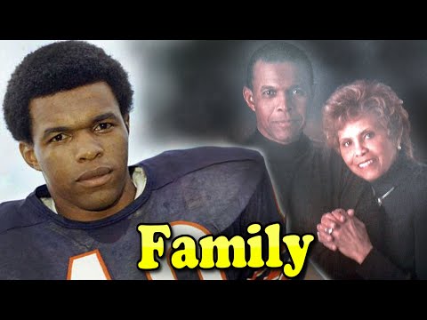 Vídeo: Valor net de Gale Sayers: wiki, casat, família, casament, sou, germans