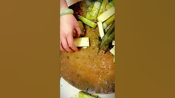 cut the sugar cane with a sharp knife #shorts