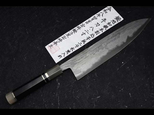宮崎鍛治屋鍛地和鉄本割込み青二水燒入れ牛刀25cm - YouTube