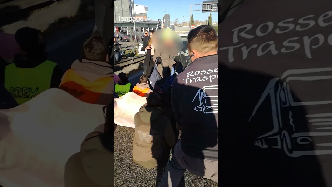 Motociclista investe uno degli attivisti per il clima durante il blocco stradale