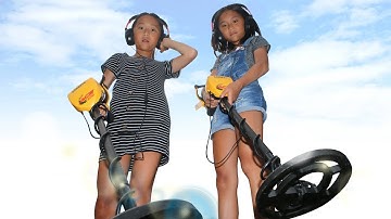 METAL DETECTING BATTLE AT THE BEACH!  ⛱