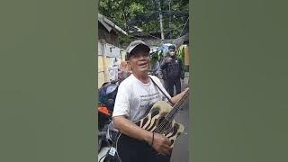 Menanti Kejujuran Ian Antono dinyanyikan Pengamen Jalanan Bro Iwan sampai putus senar Gitarnya.