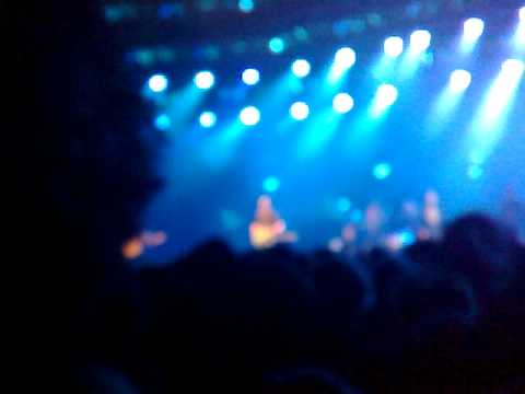 Fall Out Boy get 5000 people to sing Happy Birthday to their Roadie On Stage - YouTube