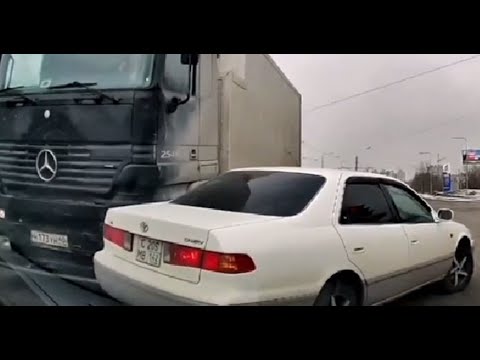 Передумал поворачивать: грузовик подмял под себя автомобиль в Кемерове