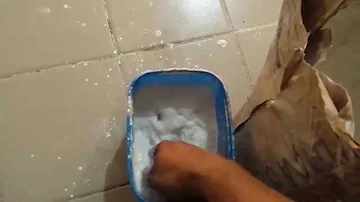 Que cuidados devemos ter antes e durante a mistura do gesso com a água?