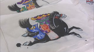 馬の顔を家の中に向けるのは幸せが駆け込むように　玄関に飾る飛騨地方の縁起物「紙絵馬」づくり最盛期　岐阜・高山市