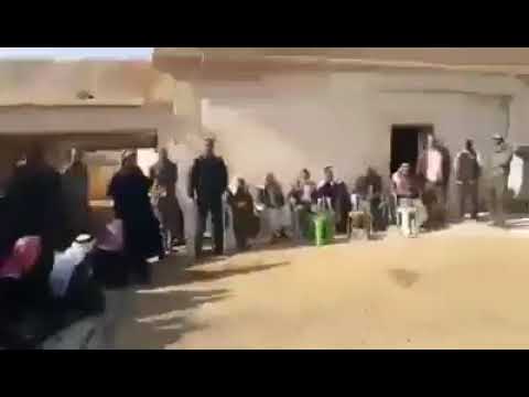 شيخ أحد العشائر العربية يقوم بطرد عوائل الدواعش الأنذال