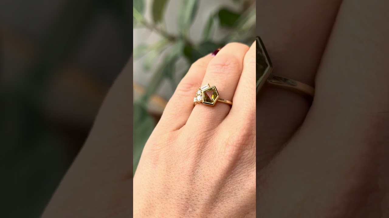 Sarria Ring | Bicolor Ochre Geocut Sapphire + Diamond Cluster Engagement Ring 1.29 ct | 14k Gold