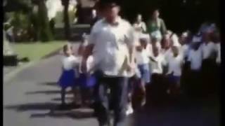 Presiden Sukarno bernyanyi Halo Halo Bandung bersama anak anak TK 1965
