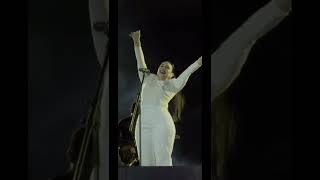 Carla Morrison abriendo el concierto de Coldplay en Guadalajara