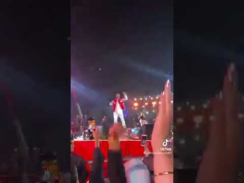 تامر حسني يغني اغنيه عصام صاصا في حفلات الجمهور يغني معه