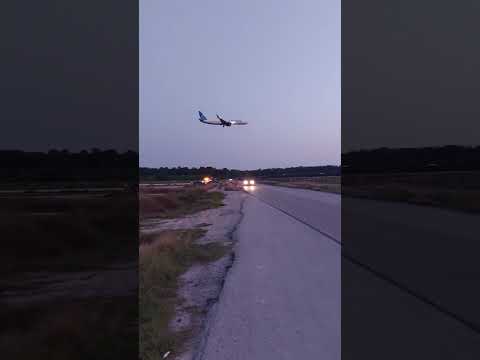IAH Houston dusk landing 737 United Airlines #aviation #planespotting