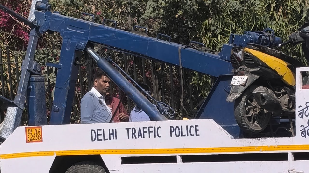 Traffic police taxi bale se rishwat lete hue pakdi gyi #traffic #delhi #delhincr #taxidriver 
