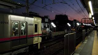 夕方の明大前駅を発車する京王9000系