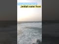 أمواج البحر الساحرة في الواجهة البحرية في جدة 