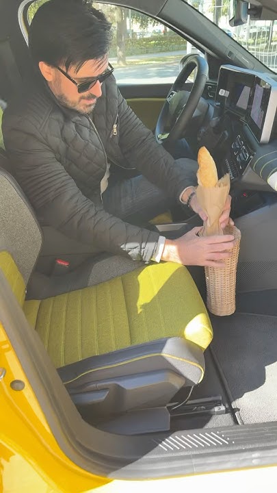 Using the BAQUETTE holder in the new RENAULT 5 😁🥖🇫🇷