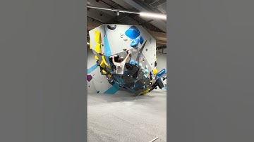 #Powermoves in the #overhang  💥 | #Level6 of 9 at #boulderwelt Hamburg