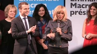 Emmanuel Macron fait monter sa femme sur scène