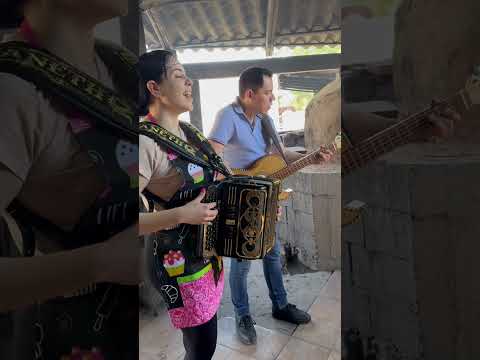 La señora lloró con esta canción mientras hacíamos pan?