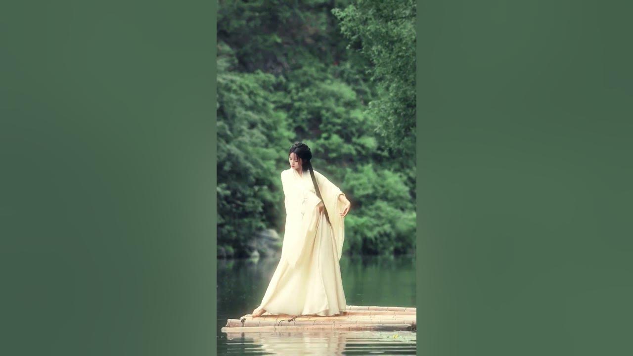 Chinese-style Hanfu beauty, does the graceful dance move your heart?