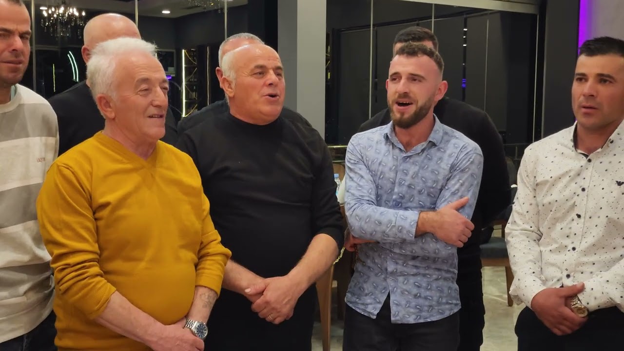 Suprizon Eljona ne festen  23 Vjetorinte zeri i bilbilit.kur del torta.Te rinjte ndezin atmosferen.