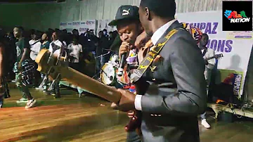 Seh Calaz Singing while Alick Macheso playing guitar live on Stage *TinosvitswaNashee album launch)