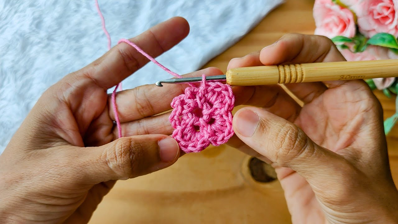 Этот вязаный кулон идеально подходит для продажи и в качестве подарка членам семьи! 🌹📖