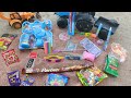 देखो बच्चो! JCB ने मिट्टी में से Bubble gun fidget spinner gift box chocolate toffee balloon निकाले 