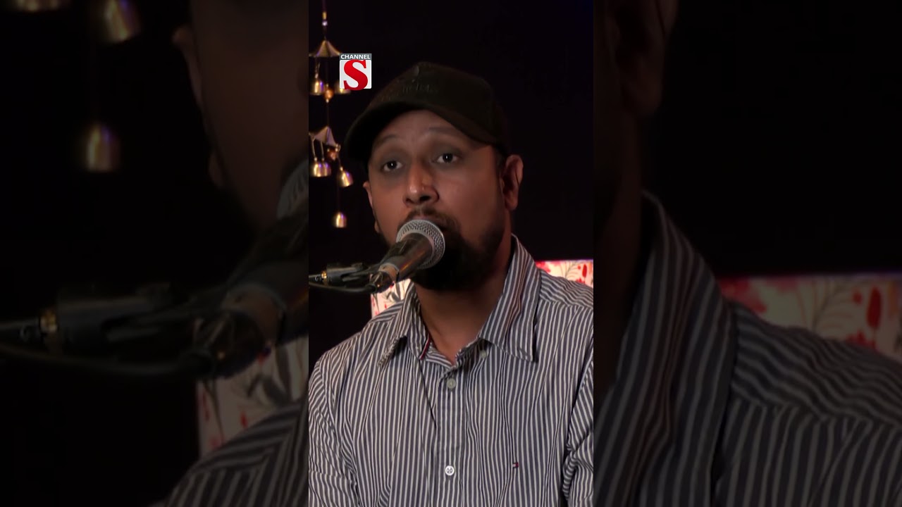 তুমি অদ্ভুত এক খেয়ালে গাঢ় লাল টিপ দেখি কপালে