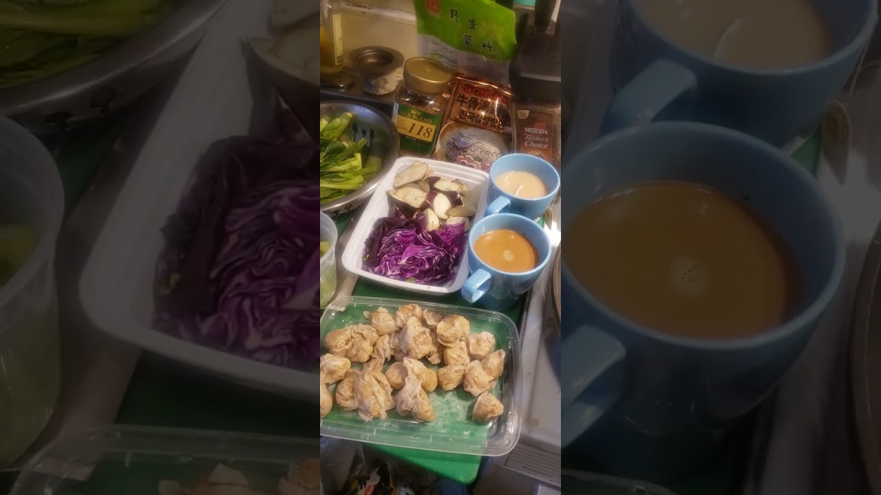 Making Fried Noodles with Eggs, Cai Xin, Red Cabbage, Eggplants, and Boiled Bamboo Shoots Part 1