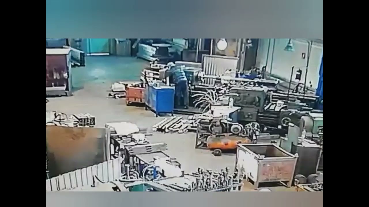 попав на мебельную фабрику путешественники были очень