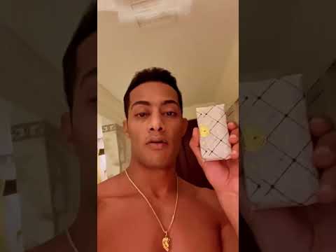 محمدرمضان يستخدم صابونه من الذهب عيار  لغسل وجه بها