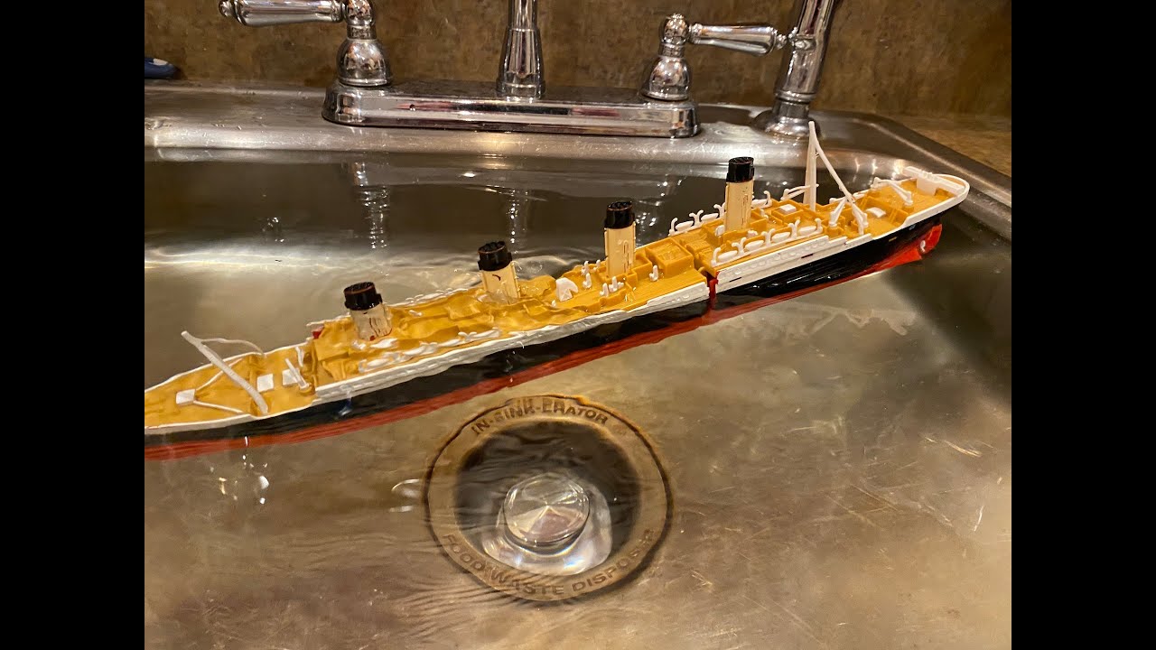 titanic sinking model toys