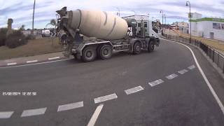 Dash Cam - Camionero No Ceda El Paso Al Entrar En Una Rotonda