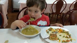 Niño comiendo sopa de cebolla