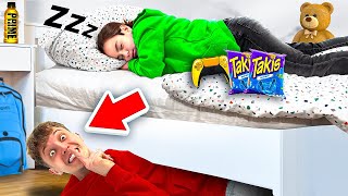 Thumbnail for ich DURCHSUCHE HEIMLICH Zimmer von KLEINEM JUNGEN und finde das...