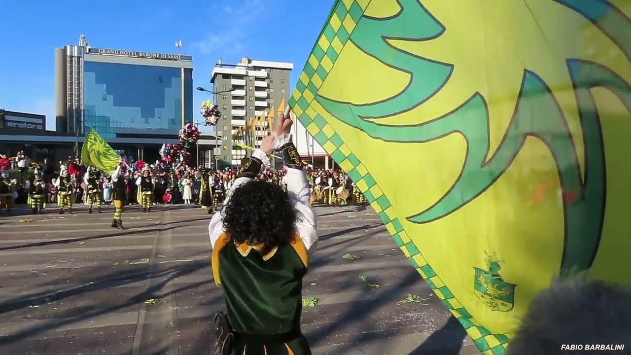 Sbandieratori di Alba al Carnevale di Sesto S.Giovanni 2026