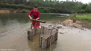 Survival Skills - Primitive Life - Ethnic girl build traps to catch fish in the river for survival