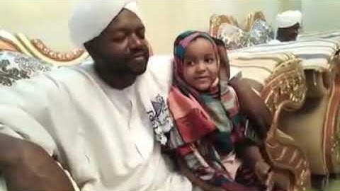 شيخ نورين محمد صديق رحمه الله يعلم طفله صغيره حفظها الله كيف تقرأ القرآن الكريم