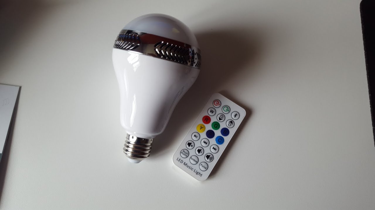 Ampoule LED Haut Parleur Bluetooth VICTORSTAR Musique Enceinte Lampe Télécommande 24 Touches Blanc 15 Couleurs Lumière 9W E27 