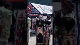 Tibetan girls have beautiful costumes and are picturesque all year round Gongbu Jiangda Gongbu Peac